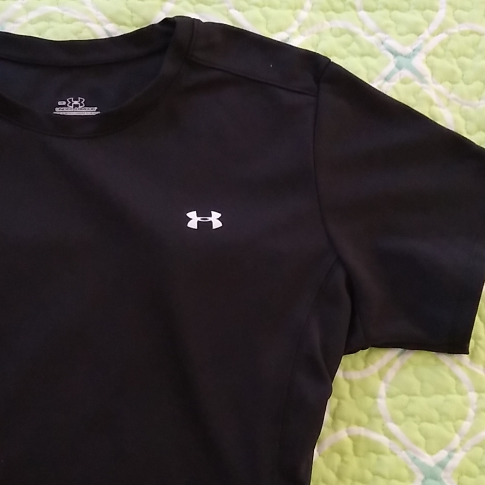 UNDER ARMOUR short sleeve athletic black med small